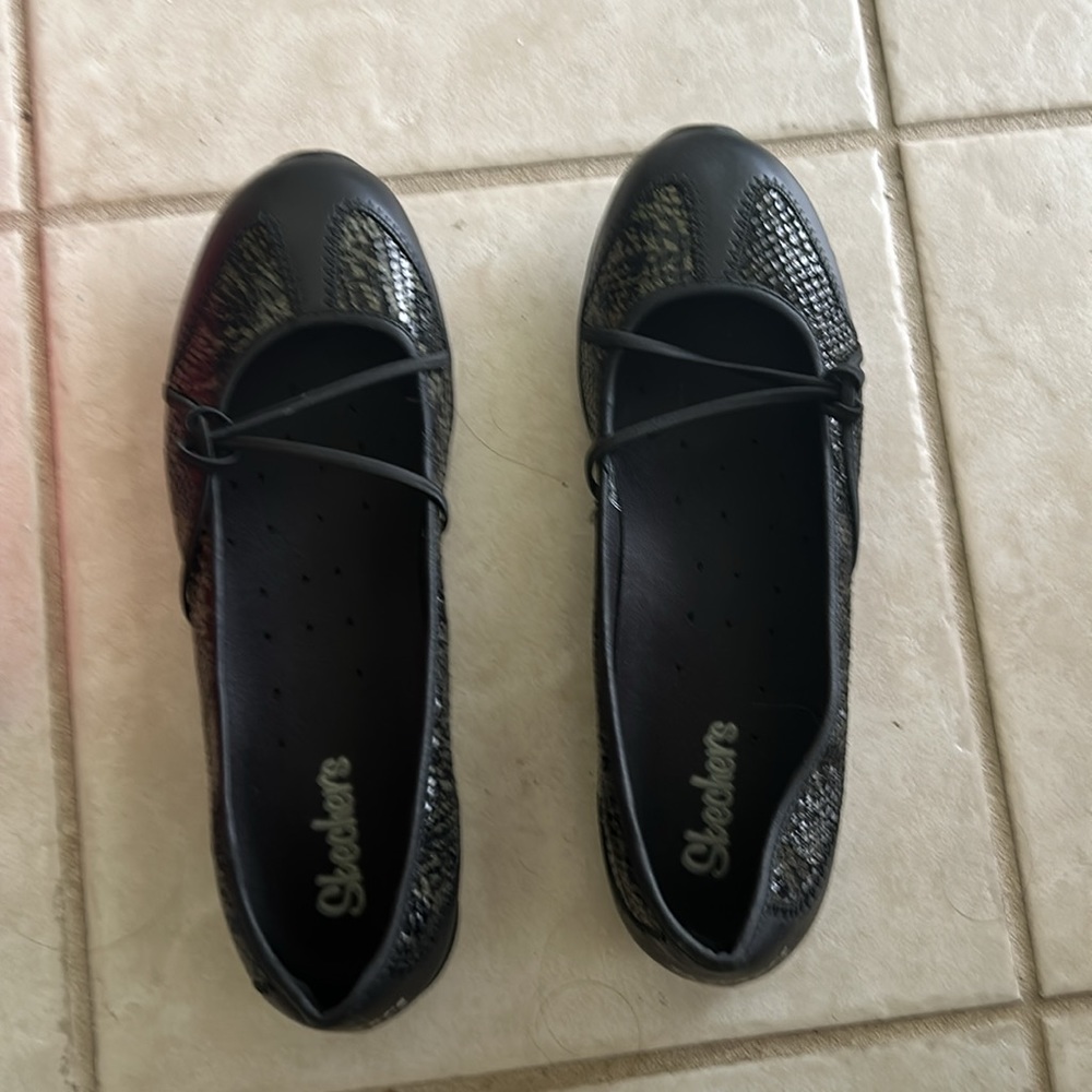 Skechers black snake skin look , nwt